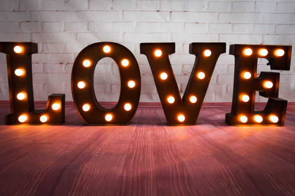 Leuchtbuchstaben: LOVE